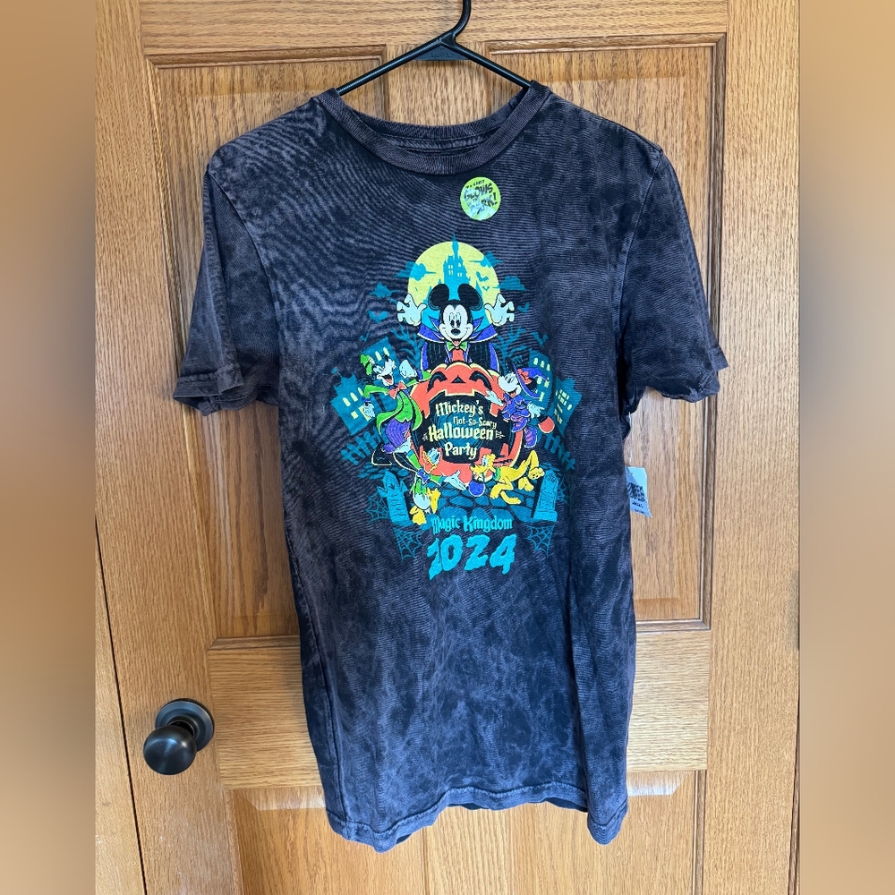 NWT WDW PASSHOLDER MNSSHP Halloween T-shirt unisex Size Medium